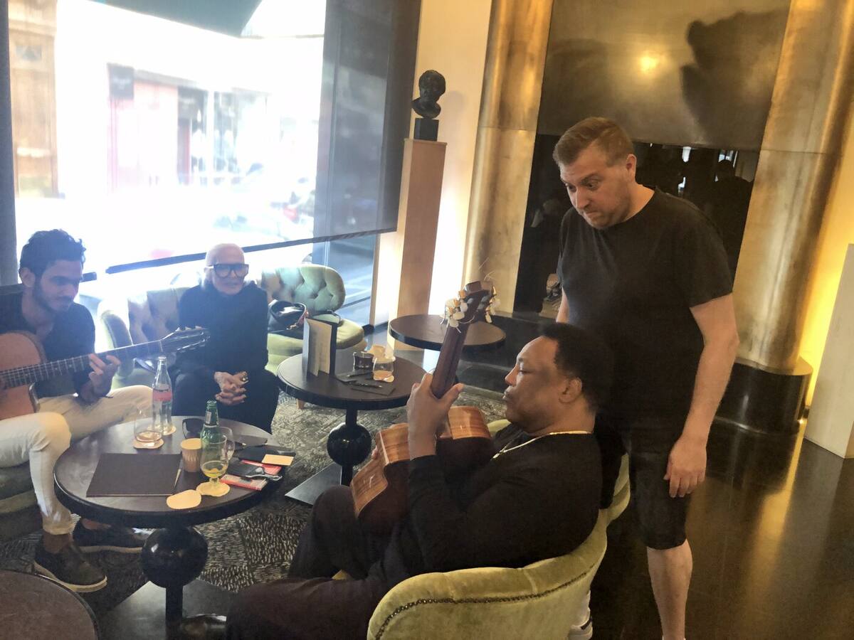 Ezeckiel joue avec George Benson